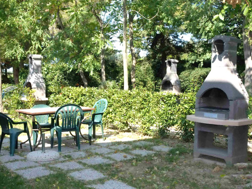 BARBEQUE A KERTBEN BARBEQUE A KERTBEN