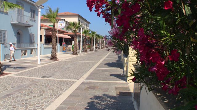 FELÚJÍTOTT LUNGOMARE MARINÁBAN FELÚJÍTOTT LUNGOMARE MARINÁBAN